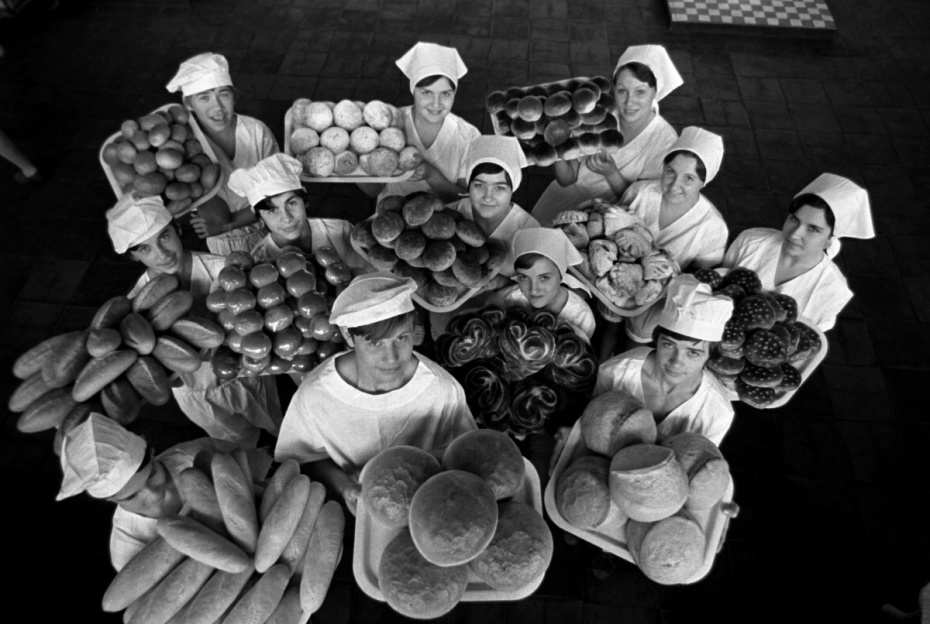 Продукция московского хлебозавода. Московский хлебозавод № 5 выпекает 10 сортов хлеба, 1975 год