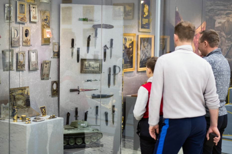 Посетители в музее изделий Златоустовской оружейной фабрики — предприятия по производству строевого и наградного холодного оружия