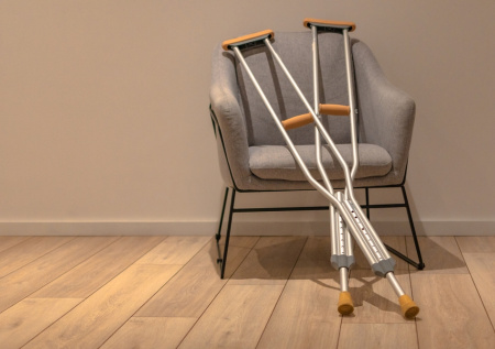 Инвалиду без ног предложили забрать трость и костыли в разных городах