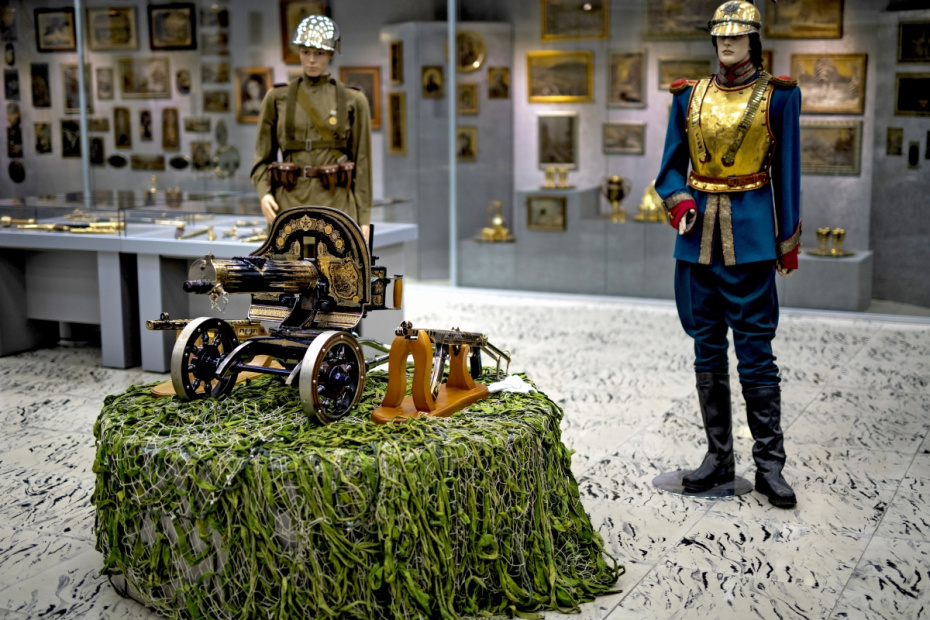 Экспонаты в музее изделий Златоустовской оружейной фабрики — предприятия по производству строевого и наградного холодного оружия