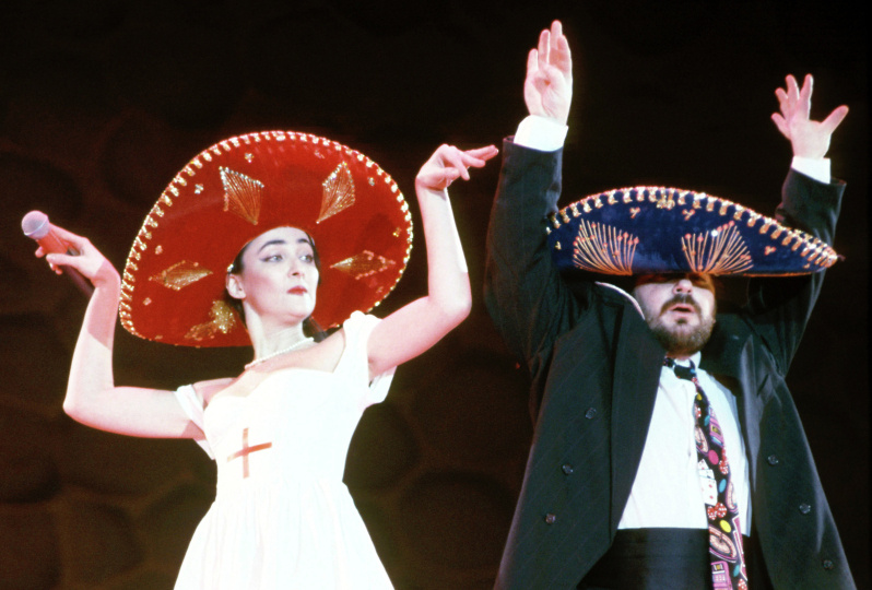 Кабаре-дуэт «Академия» — Лолита Милявская и Александр Цекало выступают на «Рождественских встречах» Аллы Пугачевой в спорткомплексе «Олимпийский», 1992 год