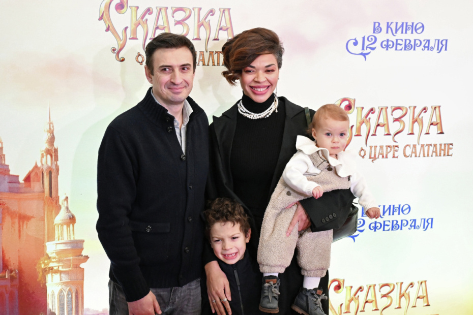 Актер Алексей Гаврилов и его супруга баскетболистка Катерина Кейру с детьми