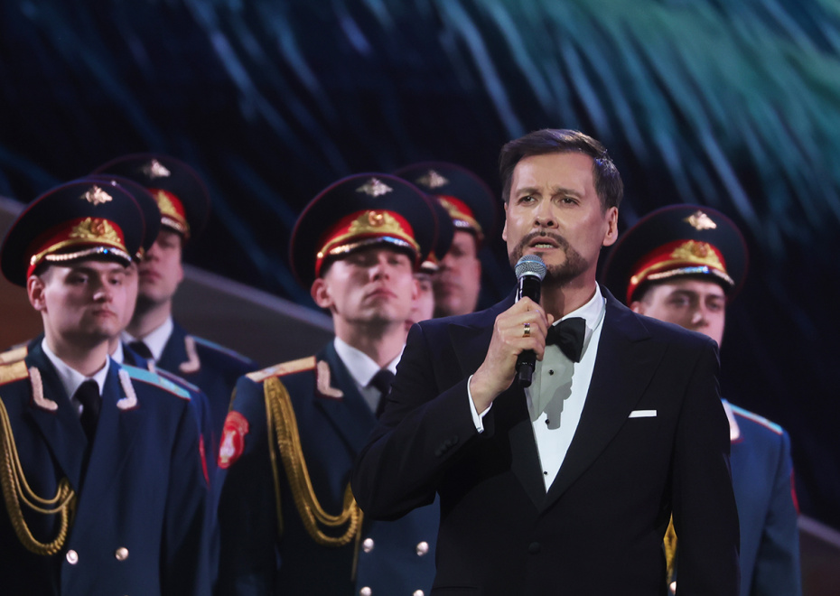 Оперный певец Аскар Абдразаков выступает на юбилейном шоу «Про100 Зацепин» к 100-летию композитора Александра Зацепина в Большом зале Государственного Кремлёвского дворца в Москве