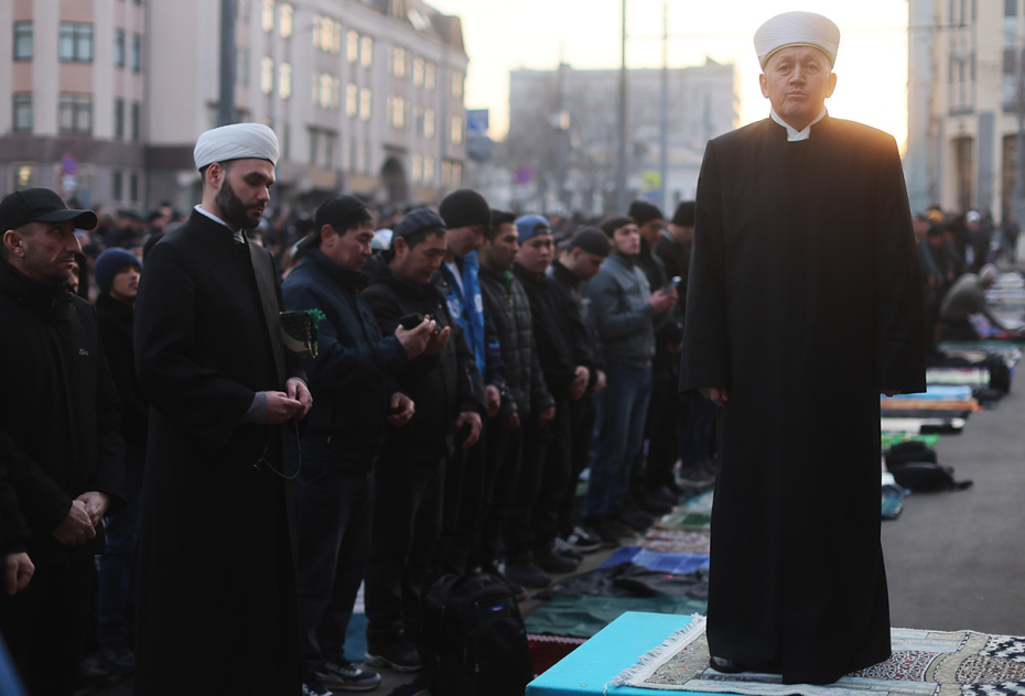 Имам Московской Соборной мечети Марат хазрат Аршабаев во время торжественного намаза по случаю праздника Ураза-байрам у Соборной мечети в Москве