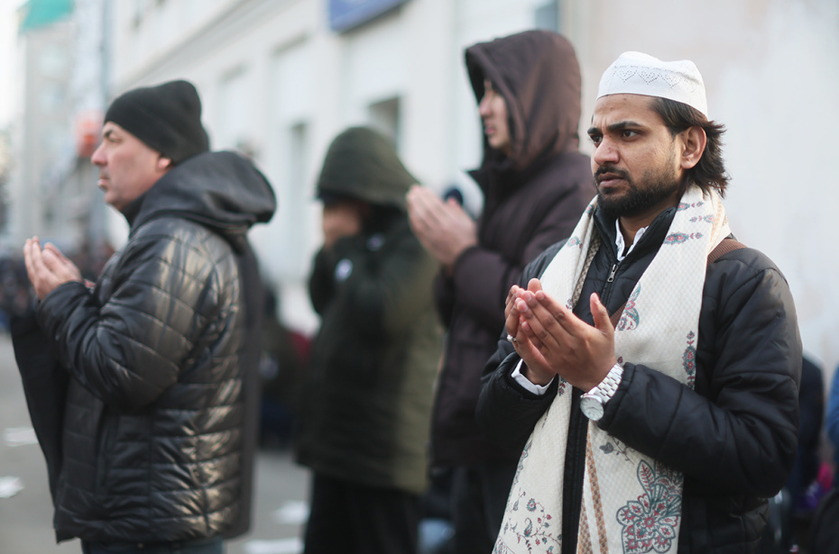 Мусульмане во время намаза по случаю праздника Ураза-байрам у Соборной мечети в Москве