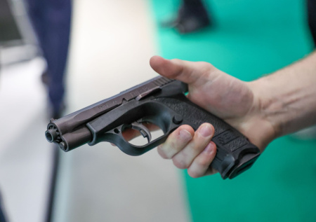 Россиянин надел маску, обмотался проводами и устроил пальбу по полицейским