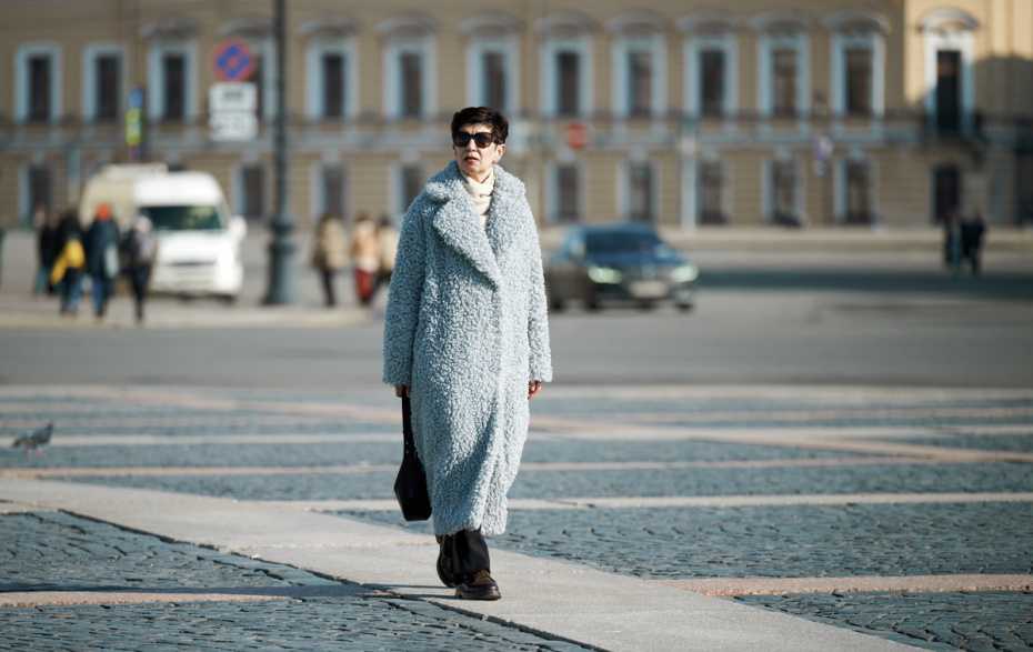 Женщина на улице в Санкт-Петербурге