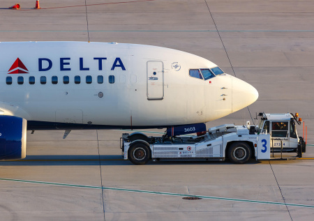 Трех стюардесс увезли в больницу сразу после посадки самолета