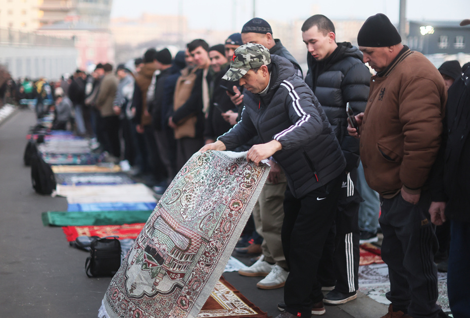 Мусульмане во время намаза по случаю праздника Ураза-байрам у Соборной мечети в Москве