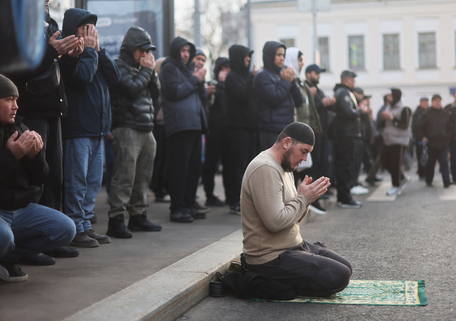 Мусульмане во время намаза по случаю праздника Ураза-байрам у Соборной мечети в Москве