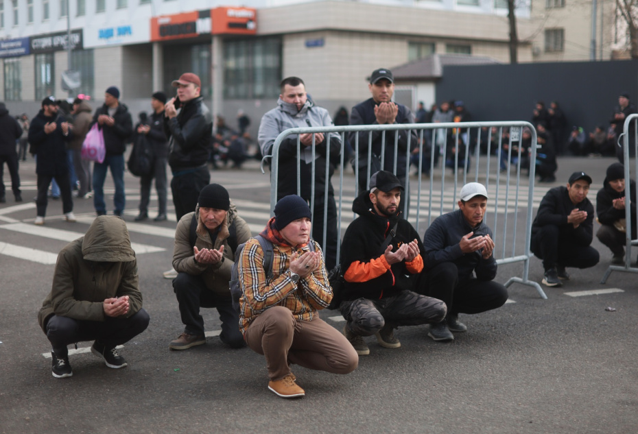 Мусульмане во время намаза по случаю праздника Ураза-байрам у Соборной мечети в Москве