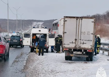 Более двух десятков машин столкнулись на трассе недалеко от Уссурийска