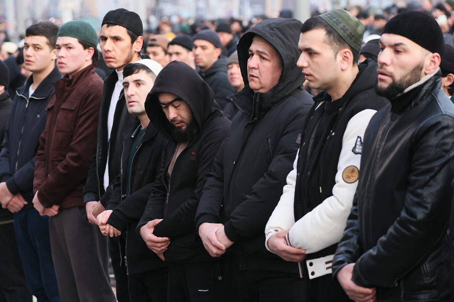 Мусульмане во время намаза по случаю праздника Ураза-байрам у Соборной мечети в Москве