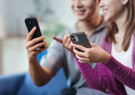 Нормально ли проверять телефон партнера и что делать с увиденным