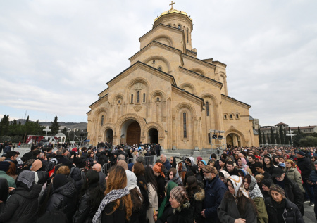 Тысячи людей пришли проститься с патриархом Грузии Илией II в Тбилиси