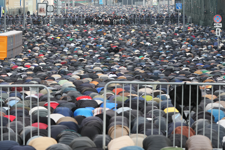 Мусульмане во время намаза по случаю праздника Ураза-байрам у Соборной мечети в Москве.