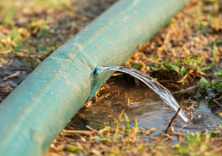 Лопнул шланг? Пять способов починить его без лишних затрат за 10 минут