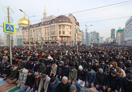 Тысячи мусульман собрались на молитву у мечети в Москве и попали на видео