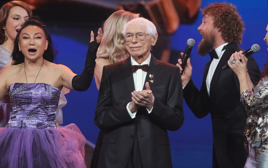 Композитор Александр Зацепин (в центре) на юбилейном шоу «Про100 Зацепин» к его 100-летию в Большом зале Государственного Кремлёвского дворца в Москве