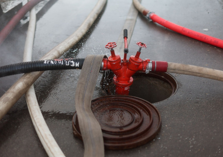 В Солнечногорске локализовали пожар на строительном рынке