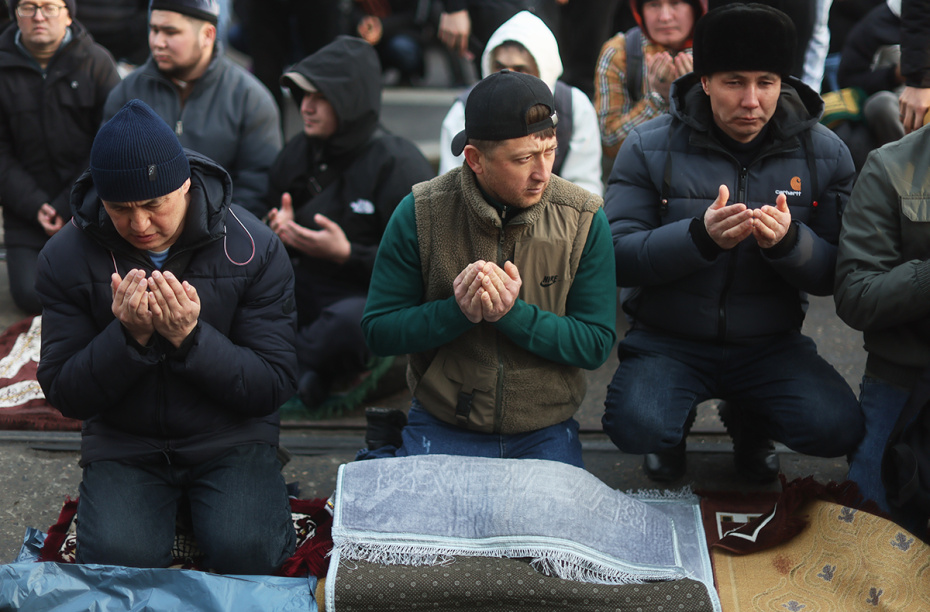 Мусульмане во время намаза по случаю праздника Ураза-байрам у Соборной мечети в Москве