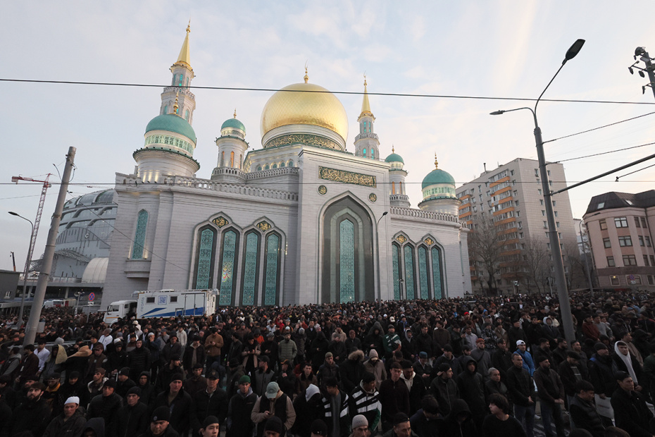 Мусульмане во время намаза по случаю праздника Ураза-байрам у Соборной мечети в Москве