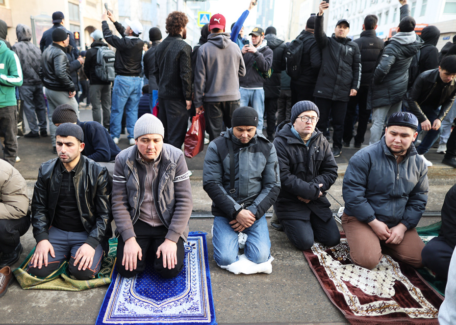 Мусульмане во время намаза по случаю праздника Ураза-байрам у Соборной мечети в Москве