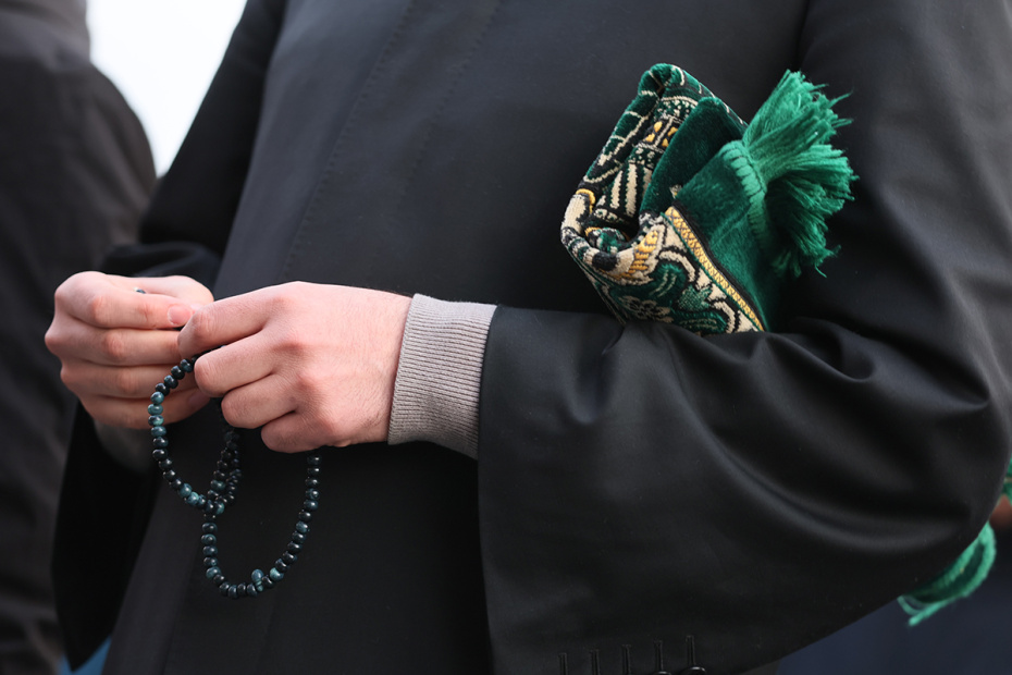 Мусульмане во время намаза по случаю праздника Ураза-байрам у Соборной мечети в Москве