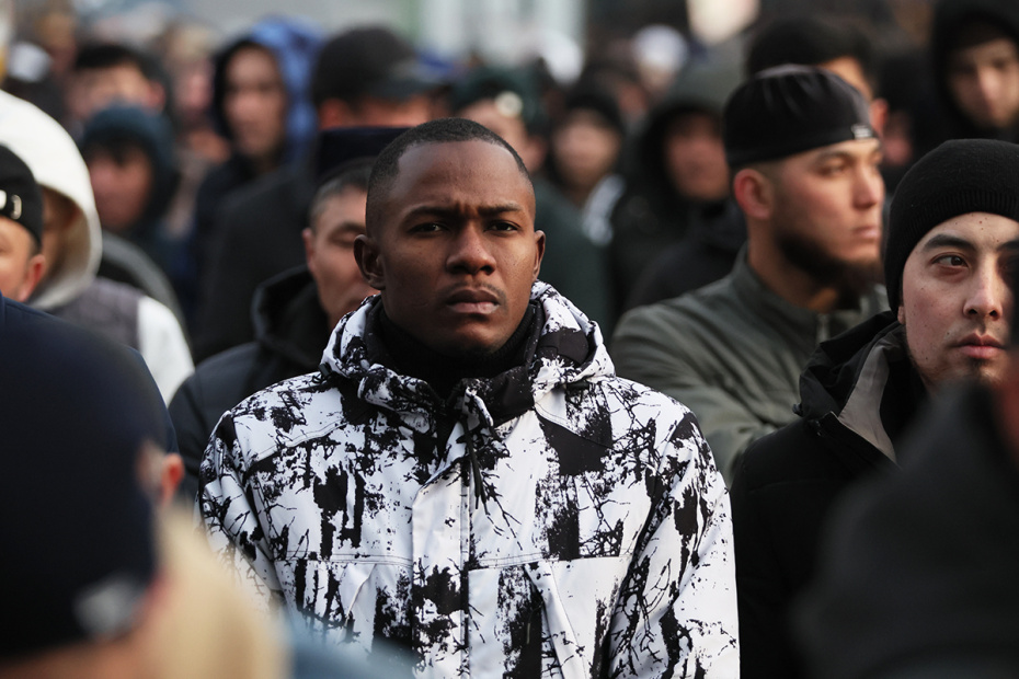 Мусульмане во время намаза по случаю праздника Ураза-байрам у Соборной мечети в Москве.