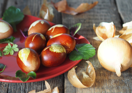 Россиянам объяснили, как правильно красить яйца к Пасхе