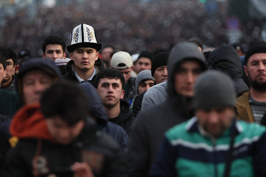 Мусульмане во время намаза по случаю праздника Ураза-байрам у Соборной мечети в Москве