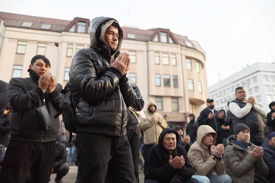 Мусульмане во время намаза по случаю праздника Ураза-байрам у Соборной мечети в Москве