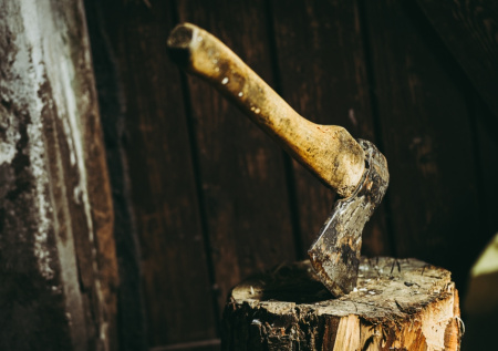 Неадекватный мужчина вышел на улицу с топором и метнул его в людей