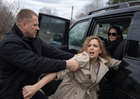 Выколола глаза и задушила: жена не хотела делить мужа с его любовницей