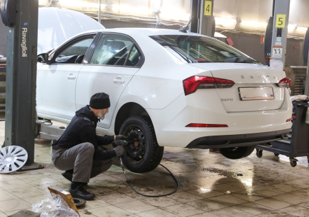 Названа дата, когда москвичам можно «переобувать» автомобили