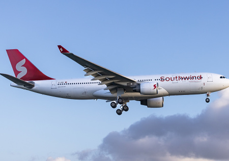 Необычный самолет из Египта приземлился в Омске