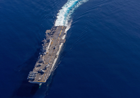 США направили на Ближний Восток авианосец и десантные корабли