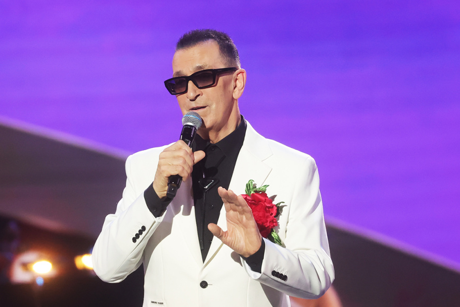 Александр Буйнов выступает на юбилейном шоу «Про100 Зацепин» к 100-летию композитора Александра Зацепина в Большом зале Государственного Кремлёвского дворца в Москве