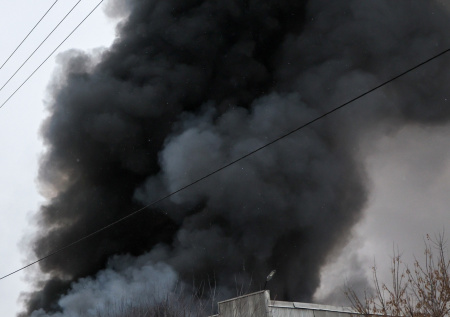 Появились кадры масштабного пожара после прилета в Запорожье