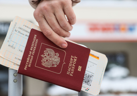 Россия призвала США отменить визовые ограничения для граждан РФ