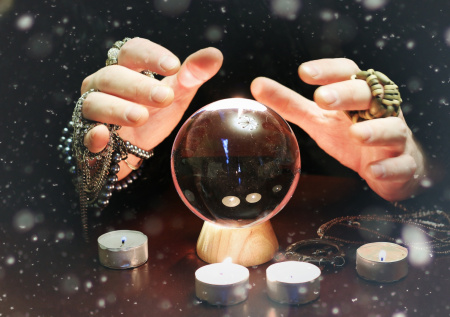 Гадалка не смогла избавить женщину от «сущности в спине» за 500 тыс. рублей