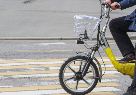 Ребенок попал в больницу после встречи с курьером на электровелосипеде
