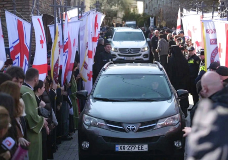 Жители Грузии колоннами едут на панихиду по патриарху