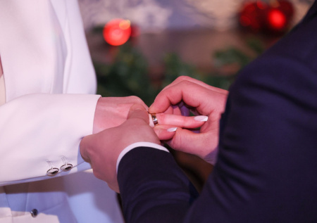 Жених перед свадьбой отвел невесту в заброшенный дом и перерезал ей горло