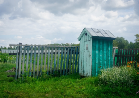 Россиян предупредили о крупном штрафе за дачный туалет на участке