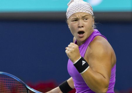 Шнайдер проиграла Бенчич в третьем круге турнира WTA в Майами