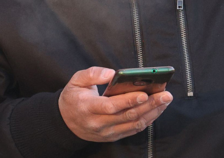 Безумная няня извращалась над малышами по видеосвязи перед мужем