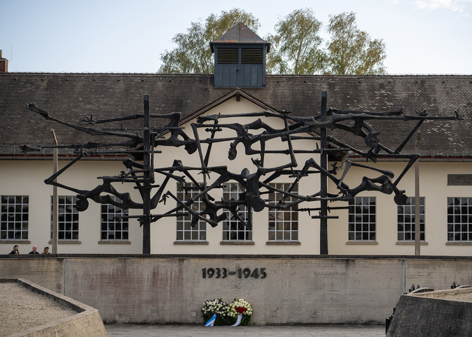 22 марта. Бавария, Дахау. Бронзовая скульптура «Люди в колючей проволоке» установлена ​​на площади перед бывшим концлагерем