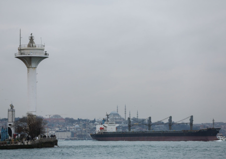 Загадочный катер прибило к берегу Черного моря в Турции