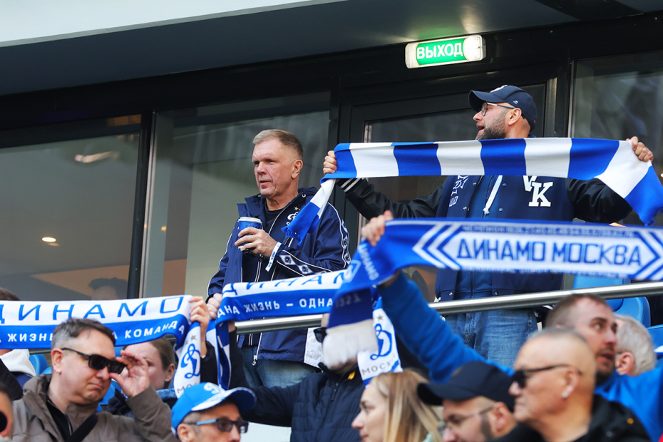 Специальный корреспондент «Коммерсанта» Андрей Колесников на трибунах перед матчем РПЛ